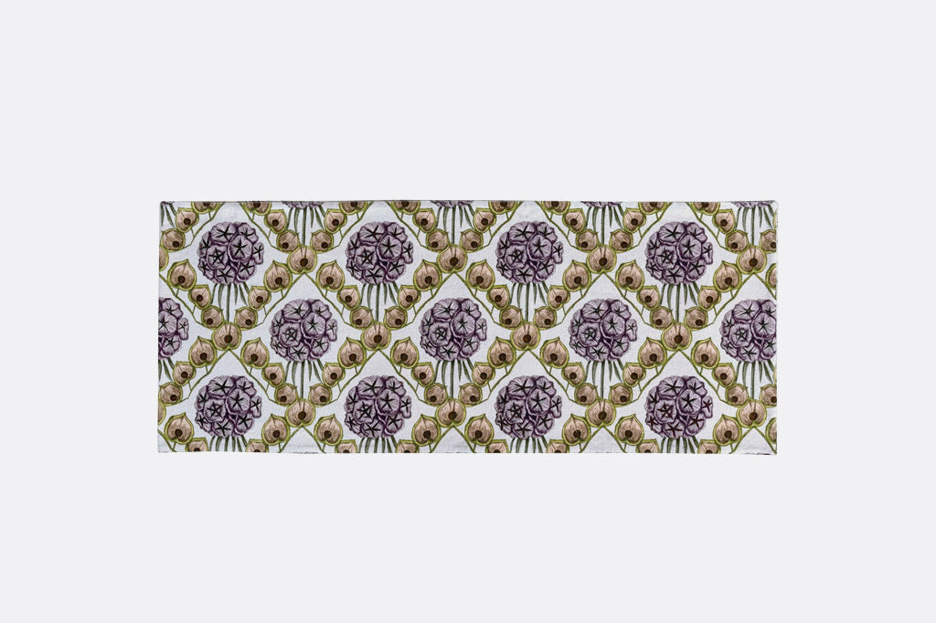 Table runner with floral phlox pattern