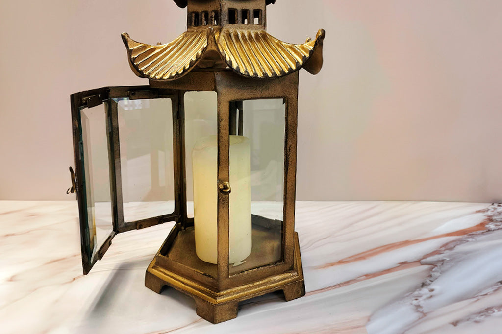 Door opening with opening on lantern is 5.5"W
