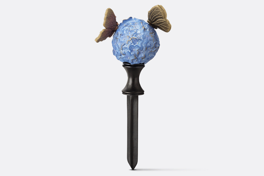 rotating animation of bloom hydrangea hose guard