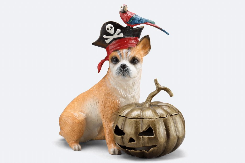 animation of rotating pirate dog sculpture featuring red parrot perched on pirate hat with bronze jack o lantern