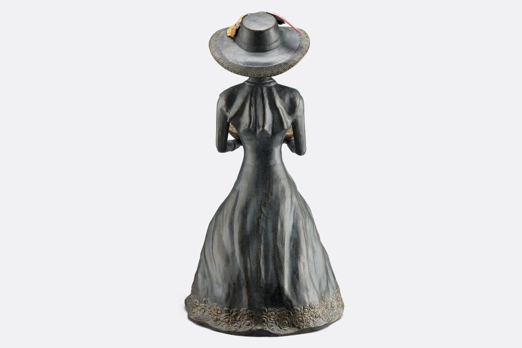 back view of la Catrina sculpture