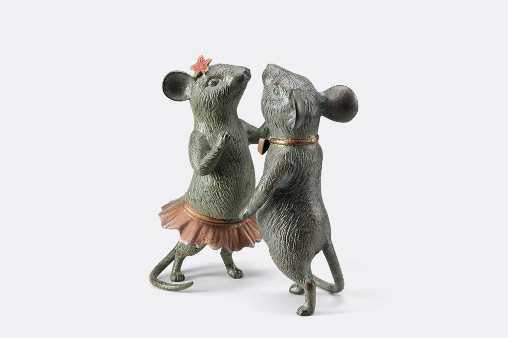 A statue of two mice holding hands and dancing