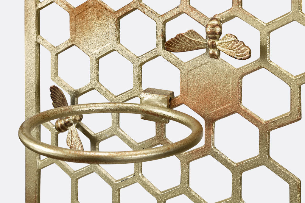 close up view of the removable plant ring on the All Abuzz Trelli