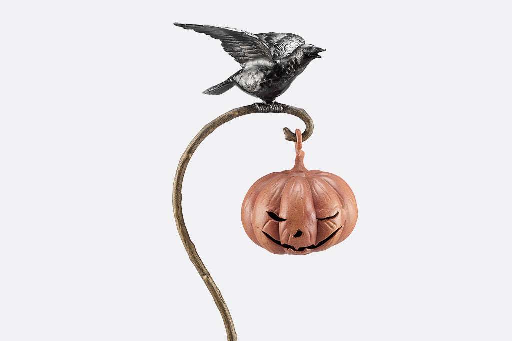 detailed view of raven and spooky jack-o-lantern face 