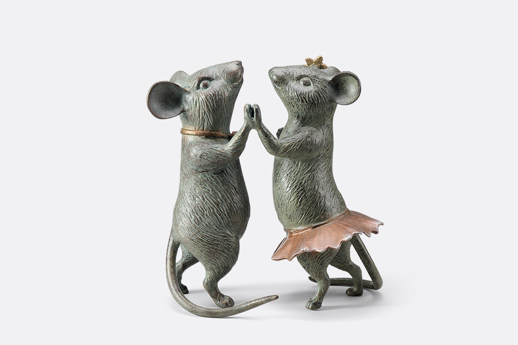 A statue of two mice holding hands and dancing