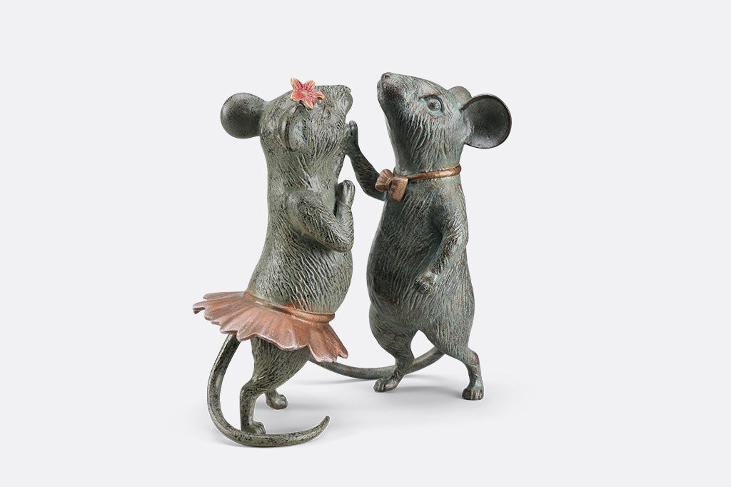 A statue of two mice holding hands and dancing