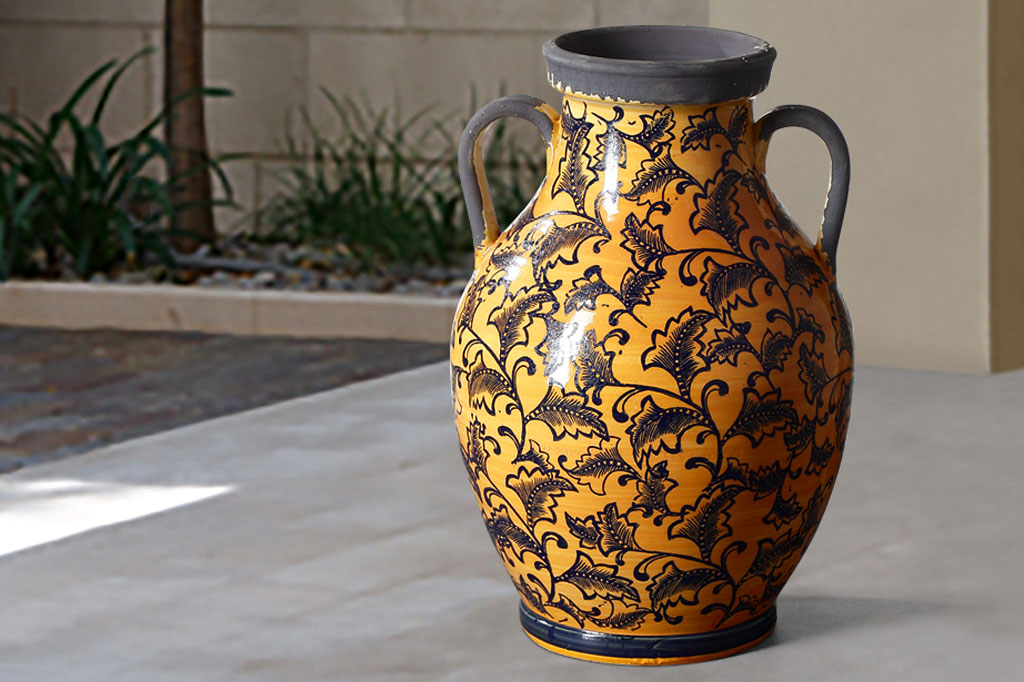 Arancione Vase on patio